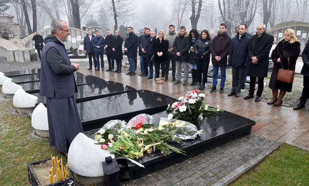 Обележено две године од убиства Ивановића: Син Богдан стигао на гробље, Оливерова сестра се расплакала (ФОТО /ВИДЕО)